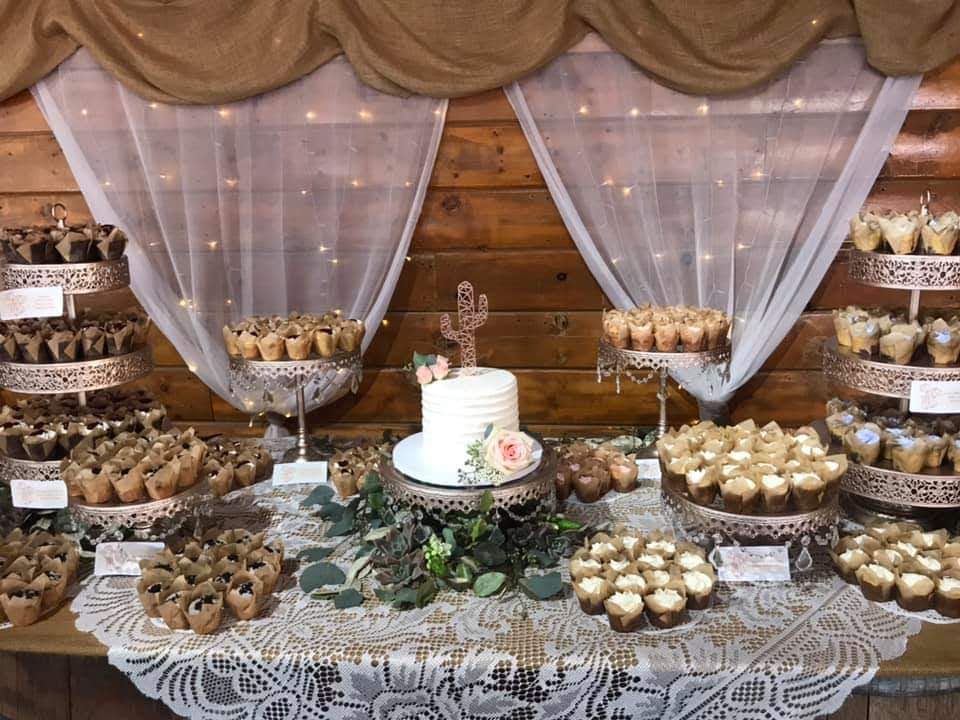 wedding cutting cake